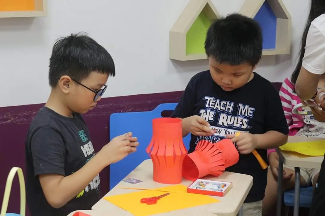 Các bé tự làm lồng đèn giấy