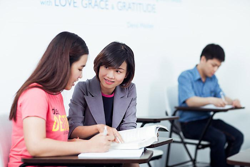 Học tiếng Anh để đi du học với cả giáo viên bản ngữ và người Việt tại YOLA