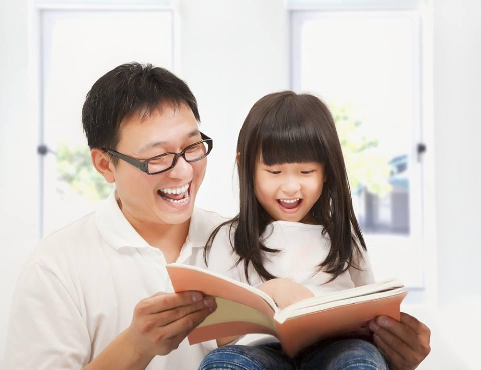 Bố mẹ nên dành ít nhất 15 phút để dạy tiếng Anh cho trẻ mỗi ngày để tạo thói quen cho con