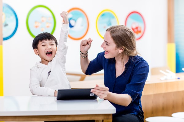 Trẻ sẽ được kèm cặp bởi bố mẹ khi học tiếng Anh tại nhà