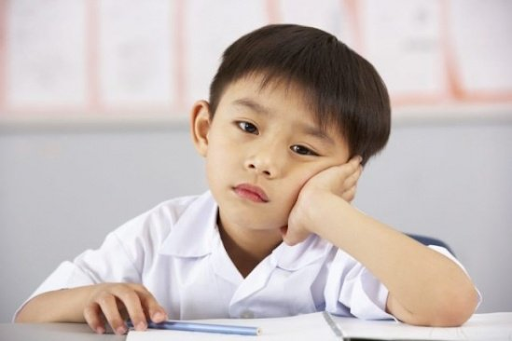Thiếu tập trung khi nghe, một trong những khó khăn khi dạy tiếng Anh cho bé 4 tuổi
