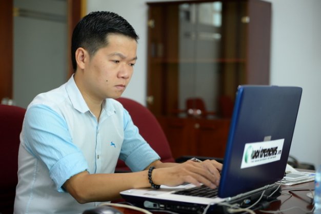 Mr. Nguyen Chi Hieu - Product Manager of Yola Center answered questions readers - Photo: Huu Khoa