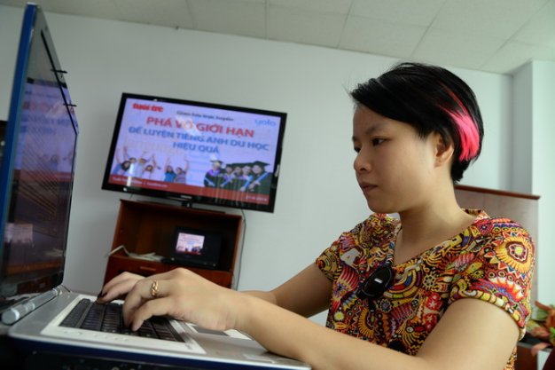 Bà Nguyễn Lan Hương - Giám đốc Học vụ Yola trả lời các câu hỏi của bạn đọc - Ảnh: Hữu Khoa