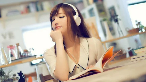 Tạo thói quen tiếp xúc với tiếng Anh hằng ngày như nghe nhạc, nghe radio