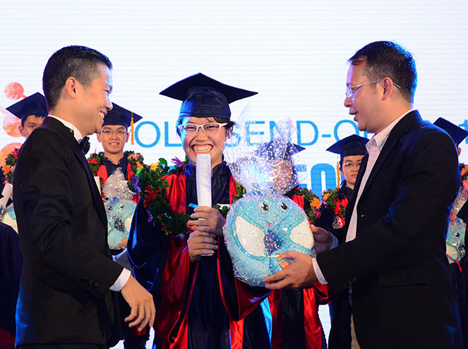  Thầy Nguyễn Chí Hiếu (trái) và anh Phạm Anh Khoa, Chủ tịch HĐQT YOLA (phải) trao quà cho học viên YOLA trong buổi lễ YOLA Send-off 2015"