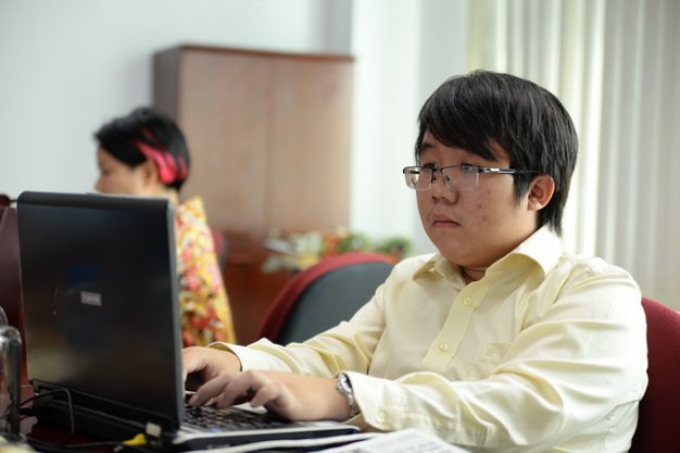 Bạn Trần Thiên Minh - Du học sinh ở Mỹ trả lời bạn đọc - Ảnh: Hữu Khoa