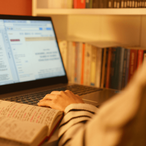 KPI theo dõi tiến bộ khi học idioms: Coverage, Accuracy, Fluency, Naturalness, Error Log